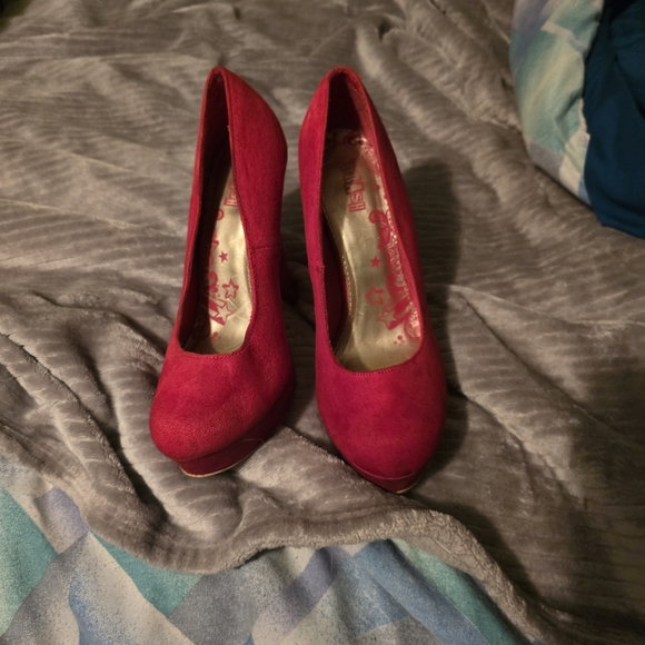 Brash Vibrant Red Heels - Picture 1 of 4